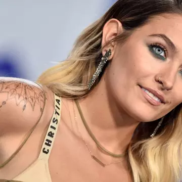 Fiica lui Michael Jackson, Paris, are o relație cu o femeie celebră