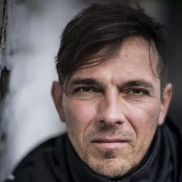 „Munca mea aduce valoare în viețile altora și-n a mea”. Un antreprenor social din Belgia ajută copiii din lumea întreagă