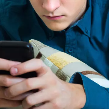 Un tânăr din Ploiești a primit pe telefon poze cu mama lui dezbrăcată