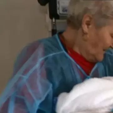 Copiii abandonați la Spitalul Marie Curie, îngrijiți de zeci de bătrâni voluntari