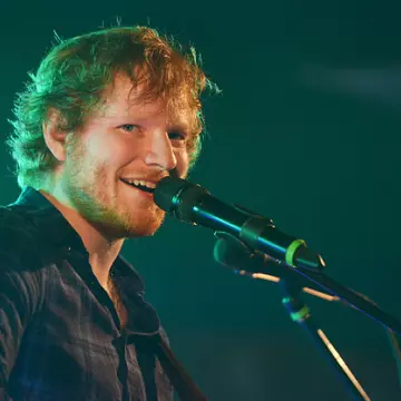 Reacția lui Ed Sheeran atunci când o fetiță îi cere în timpul concertului să cânte o piesă