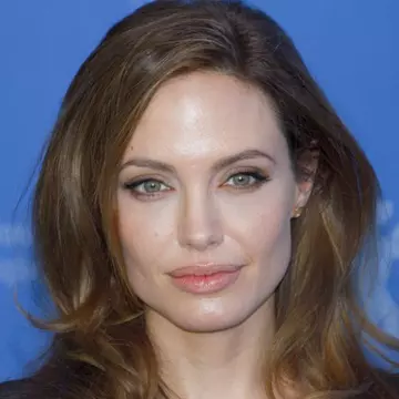 Angelina Jolie l-a înlocuit pe Brad Pitt cu un agent de imobiliare