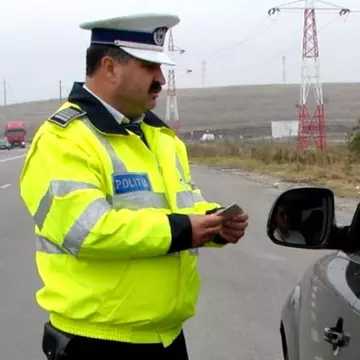 Gestul cu o mare însemnătate! De ce polițiștii pun mâna pe mașină când vă opresc în trafic?