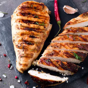 Trei rețete simple și gustoase cu carne de pui pentru oameni mereu ocupați