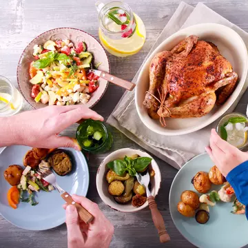 Cum să faci diferența între alimentele care te hrănesc și cele care doar te satură