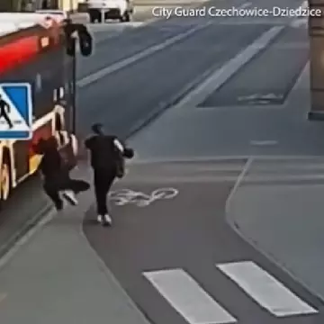 O tânără a fost la un pas de a fi strivită de un autobuz după ce prietena ei a împins-o pe stradă în glumă