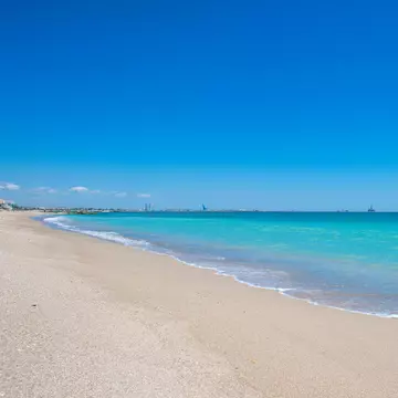 Turiștii care aruncă gunoaie pe plaja din Mamaia pot fi reclamați pe WhatsApp