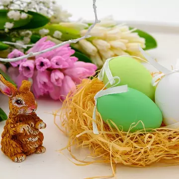 10 idei de aranjamente și decorațiuni pentru masa de Paște