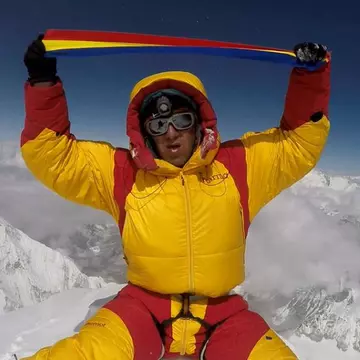 Un alpinist român cucerește Everestul pe un traseu nou