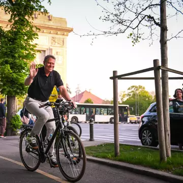 Klaus Iohannis a ieșit la plimbare cu bicicleta în zona Herăstrău și a criticat traficul din Capitală. Gabriela Firea i-a răspuns ironic