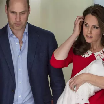 Semnificația rochiei roșii purtate de Kate Middleton la nașterea celui de-al treilea copil