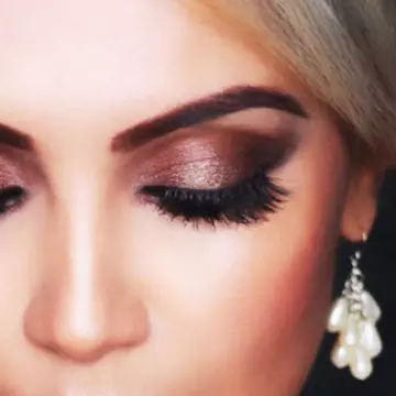 Femeia care nu îmbătrânește. Arată ca la 20 de ani și e confundată cu iubita fiului său