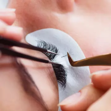 Specialiștii avertizează: Extensiile de gene sunt un pericol pentru sănătate