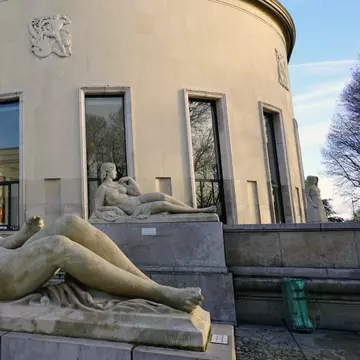 Un muzeu din Paris a permis accesul vizitatorilor nudiști