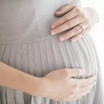 „Sora mea îmi poartă copilul”. Povestea femeii care moare dacă rămâne însărcinată