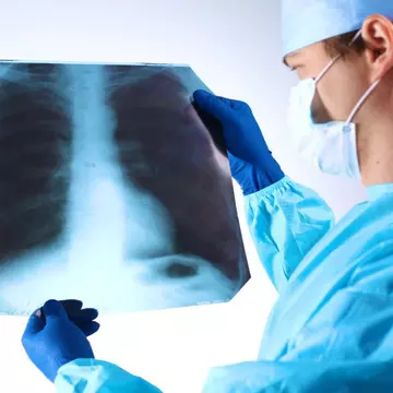 Doi bătrâni au mințit că nepotul lor are cancer pentru a obține bani