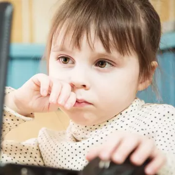 În România, un copil din 10 este dependent de internet