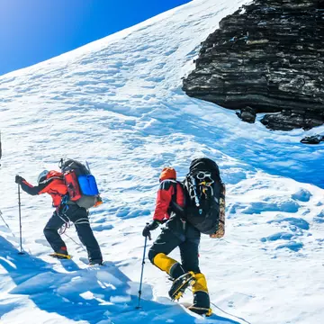 Un alpinist cu picioarele amputate a reușit să cucerească Everestul