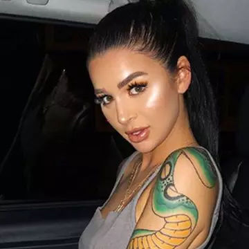 Viața ei pare perfectă pe internet, dar trăiește într-o mizerie cruntă