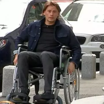 Actorul Marius Manole a făcut turul Capitalei în scaunul cu rotile