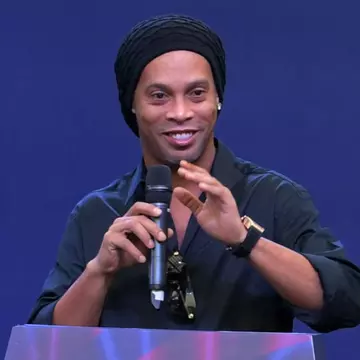 Ronaldinho se va căsători cu două femei