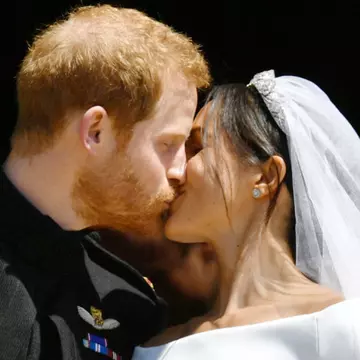 Primul sărut al lui Harry cu Meghan după nunta regală. Ce l-a întrebat actrița înainte de moment