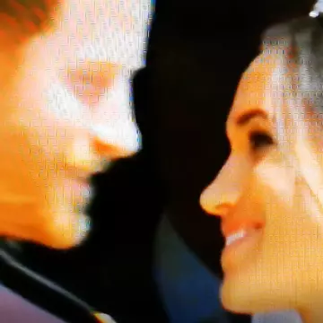 VIDEO. Sărutul dintre Meghan Markle și Prințul Harry, cel mai așteptat moment de la nunta regală