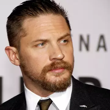 Tom Hardy este de nerecunoscut. Cum arată actorul fără păr și cu burtă
