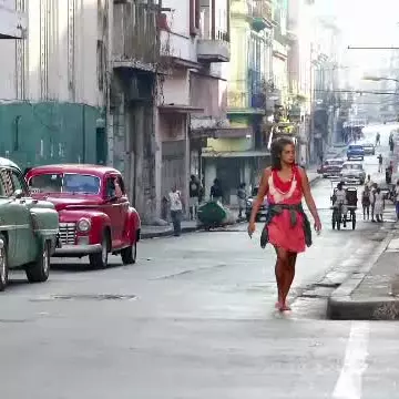Reportaj din Cuba socialistă. O pereche de blugi sau o cămașă costă 3 salarii
