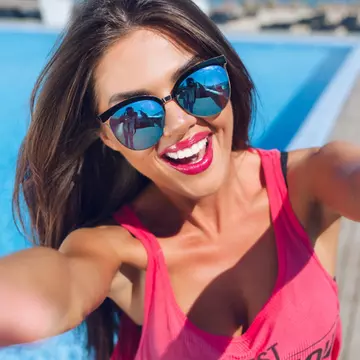 Cum dăunează părului tău sarea de mare și clorul din piscină