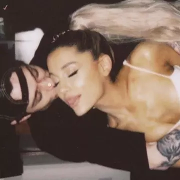 S-a logodit Ariana Grande? Artista s-a afișat cu un inel de logodnă cu diamant