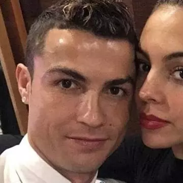 Cristiano Ronaldo i-a oferit iubitei sale un inel de logodnă de 650.000 euro FOTO