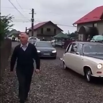 Viral pe Facebook. VIDEO cu înalți preoți care vin la slujbă cu mașini de lux