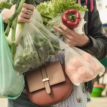 Pungile din plastic subțire vor fi interzise în România. Ce spune legea