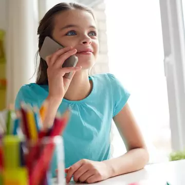 Franța interzice telefoanele mobile în școli