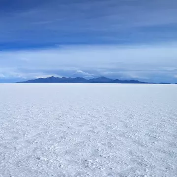 Un nevăzător traversează pe jos cel mai mare deșert de sare din lume