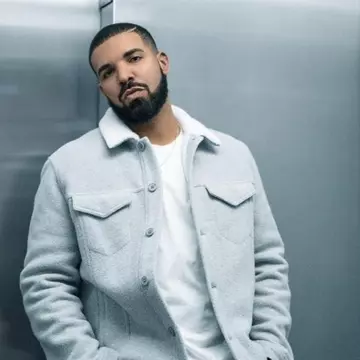 Rapperul Drake a vizitat o fană la spital. Reacția fetiței este incredibilă VIDEO