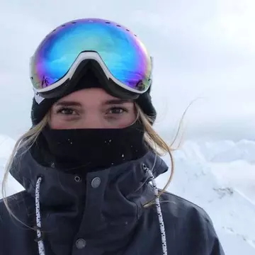 O tânără campioană la snowboard a murit în ziua în care a împlinit 18 ani