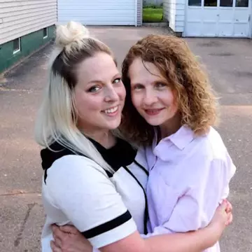 Și-a căutat sora timp de 20 de ani pentru a o găsi în casa de alături