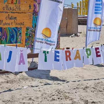 Plaja din Mamaia destinată persoanelor cu dizabilități, ocupată de turiști