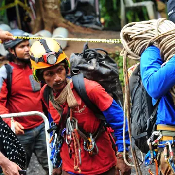 10 fotografii emoționante cu salvatorii celor 12 copii din peștera thailandeză