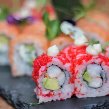 (P) Incepe weekendul cu o seară de sushi alaturi de prieteni!
