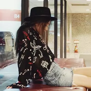 Are 43 de ani, dar arată de 20. Ce rutină de îngrijire a pielii are femeia