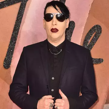 Marilyn Manson s-a prăbușit pe scenă, în timpul unui concert VIDEO