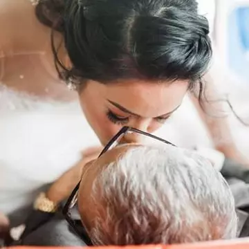 A fost condusă la altar de tatăl ei bolnav de cancer în fază terminală. Imaginile au devenit virale pe internet