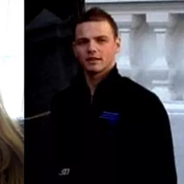 O femeie bogată a fost lăsată falită de iubitul român, mai tânăr cu 37 de ani. Cum se răzbună ea