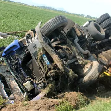 Un român s-a răsturnat intenționat cu camionul, în Italia. Când s-a aflat motivul, a devenit erou național
