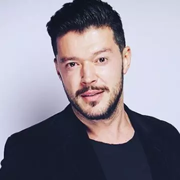 Cu cine vorbește Victor Slav prin mesaje, zi și noapte