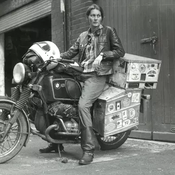 Elspeth Beard, prima femeie care a făcut turul lumii pe motocicletă, vine în România