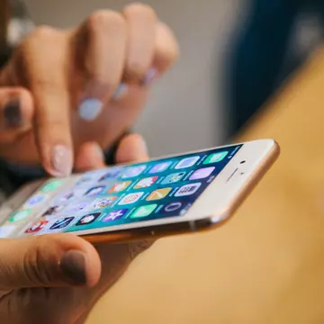 Apple și Samsung, amendate cu milioane de euro